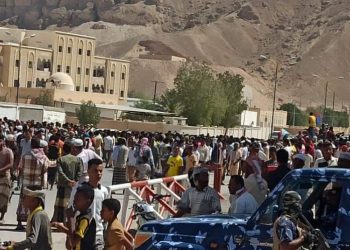 سيئون.. المحتجون يقتحمون مبنى السلطة المحلية