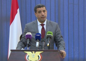 مسؤول في “الشرعية” يكشف عدم معرفة الحكومة بالمبادرة السعودية