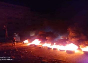 الأهالي في لحج يطالبون برحيل المحافظ بسبب انقطاع الكهرباء وسط درجة حرارة عالية في أول ايام رمضان المبارك