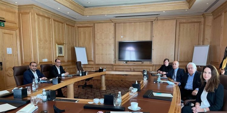 لقاء جديد بين وفد صنعاء والمبعوث الأممي في مسقط