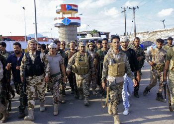 محافظ عدن: التحالف يخشى من التحركات التي ترفض الإحتلال