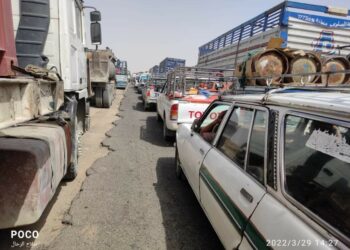 مسلحون يقطعون الطريق الرئيس بين عدن والمخأ حتى الاستجابة لمطالبهم من قبل طارق صالح