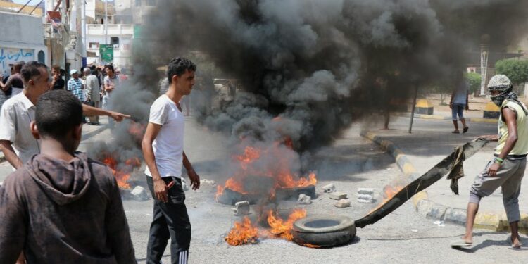 احتجاجات واسعة في عدن تطالب برحيل مجلس القيادة الرئاسي