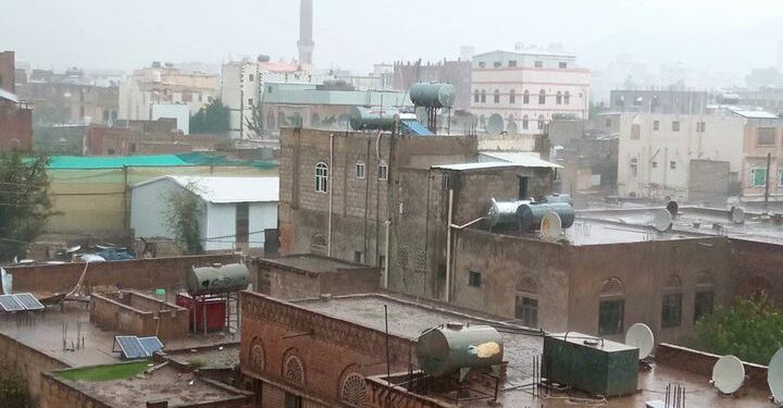 يحدث الآن.. أمطار غزيرة على العاصمة صنعاء “صور”