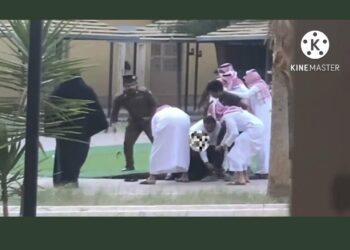 كشفوا عوراتهن.. مداهمة قوات سعودية سكن فتيات والإعتداء عليهن.. شاهد الفيديوهات