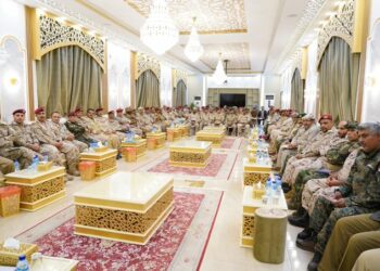 عيدروس الزبيدي يعقد اجتماعا موسعا مع القيادات العسكرية ويدعو لرفع الجاهزية القتالية لقواته