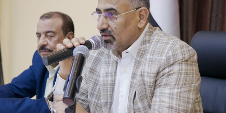 الزبيدي يطالب بالإطاحة بحكومة معين أو الإنسحاب من مجلس القيادة الرئاسي