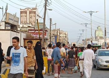 انطلاق تظاهرة حاشدة في مدينة عدن بعد إحراق مواطن نفسه بسبب نهبه من قبل قيادي في الانتقالي (فيديو)