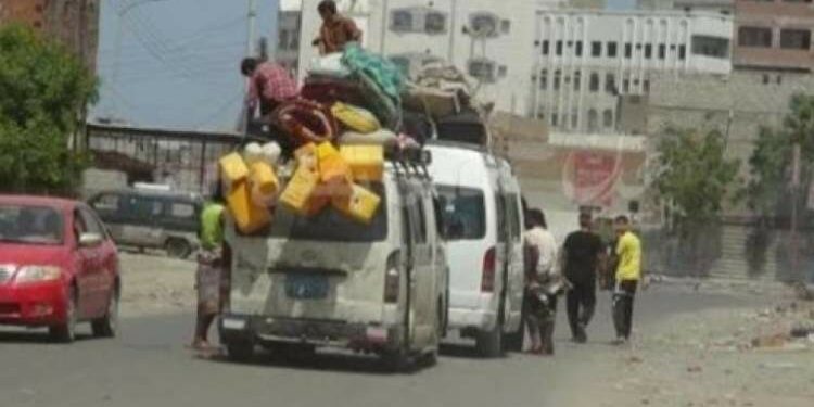نزوح جماعي لأبناء عدن مع تواصل الاحتجاجات الشعبية
