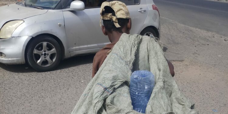 عدن.. جنود الانتقالي يجمعون البلاستيك لبيعه ويتوجهون برسالة لقيادة المجلس بعد نهب مرتباتهم