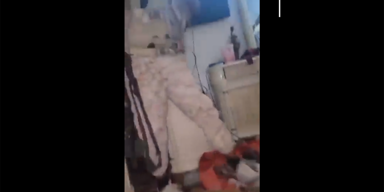 أثار غضبا واسعا.. فيديو يظهر انتهاك قوات الانتقالي منزل مواطن وافزاع النساء والأطفال في حضرموت