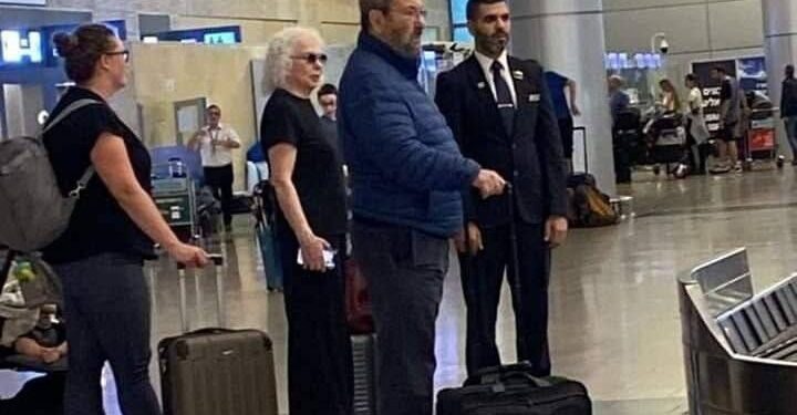صورة تثير السخرية.. “إيهود باراك” يفر من “إسرائيل” خوفًا من صواريخ غزة
