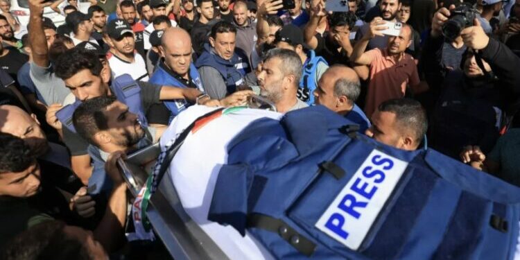 الاحتلال يستهدف الإعلام: 155 صحافيًا بين الشهداء والجرحى والمعتقلين