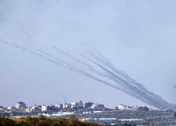 بعد انسحاب جيش الاحتلال اليوم.. صليات صاروخية تنطلق من خانيونس في غزة باتجاه المستوطنات