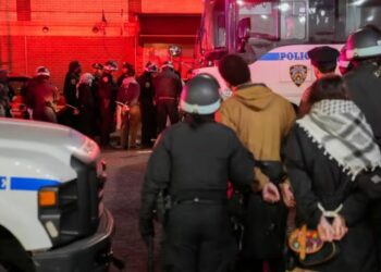 شرطة نيويورك تعتقل مئات الطلاب المتظاهرين دعما لفلسطين في جامعة كولومبيا الأمريكية