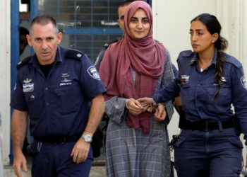 حماس تدين الاعتداءات بحق أسيرات فلسطينيات وتجريدهن من الجلابيب والحجاب بسجون إسرائيلية